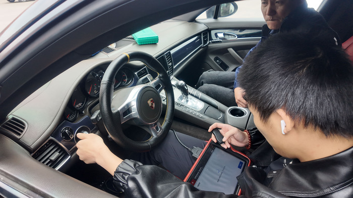 汽车遥控培训学校上课中